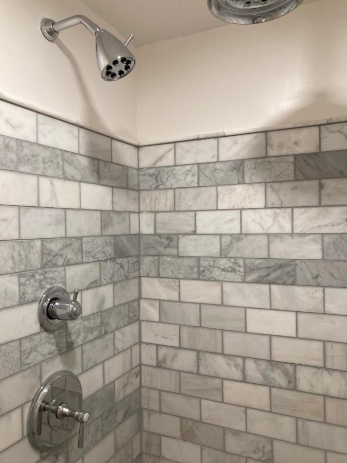 Apartamento Pineapple House, Cozy Garden Apartment, Center! Marble-tiled Bathroom! Free Parking! *