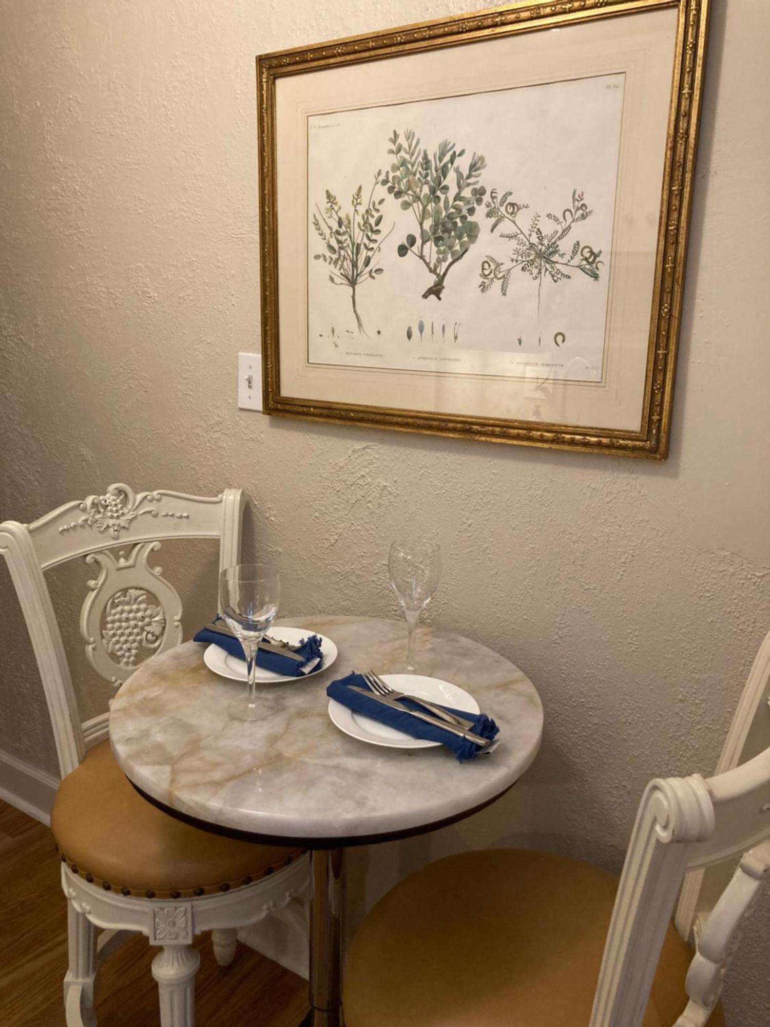 Apartamento Pineapple House, Cozy Garden Apartment, Center! Marble-tiled Bathroom! Free Parking!