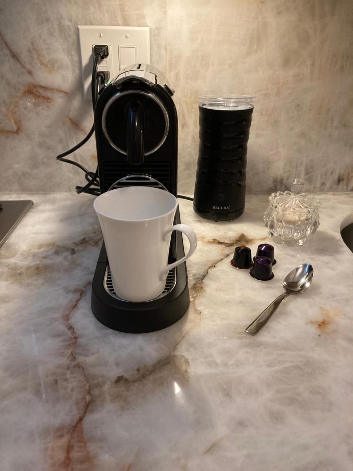 Apartamento Pineapple House, Cozy Garden Apartment, Center! Marble-tiled Bathroom! Free Parking! *
